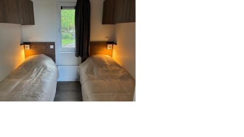 BlesdijkeDe Markestee的带窗户的客房内的两张床