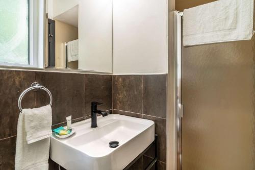 旧金山La Luna Inn, Ascend Hotel Collection的浴室设有白色水槽和镜子