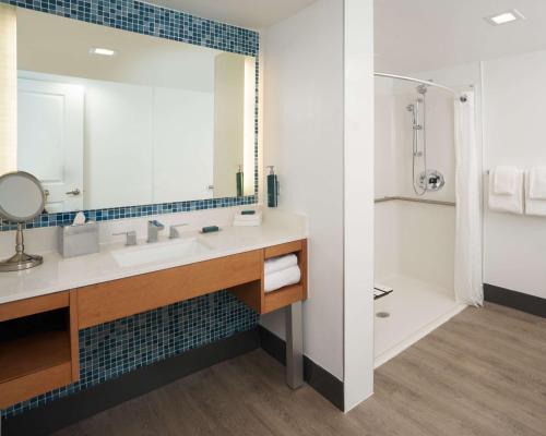 迈阿密DoubleTree by Hilton Miami North I-95的一间带水槽和镜子的浴室