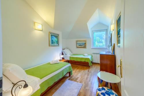 扎格沃兹德Your Ideal Haven for Serene Relaxation Villa Roglić near Baška Voda的小房间设有两张床和一张桌子