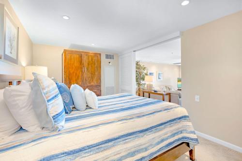 拉海纳The Kaanapali Alii By Maui Resort Rentals的一间卧室配有一张带蓝色和白色枕头的床