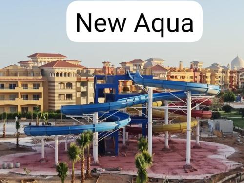 沙姆沙伊赫Apartment in Porto Sharm VIP的度假村公园里的水滑梯