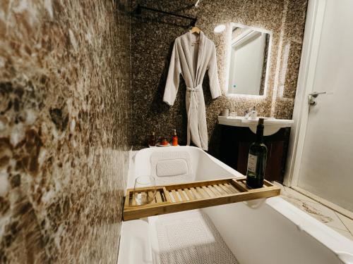 迪拜1BHK luxury Apartment with Marina veiw的带浴缸和盥洗盆的浴室
