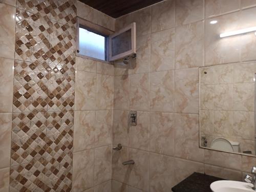 西姆拉zoz sm4的带淋浴、水槽和窗户的浴室