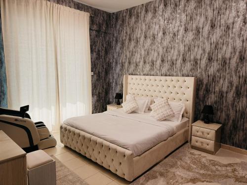 迪拜1BHK luxury Apartment with Marina veiw的一间卧室配有一张大床和一把椅子