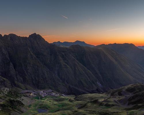 阿拉纽埃Auberge de Piau的日落时分欣赏山脉美景