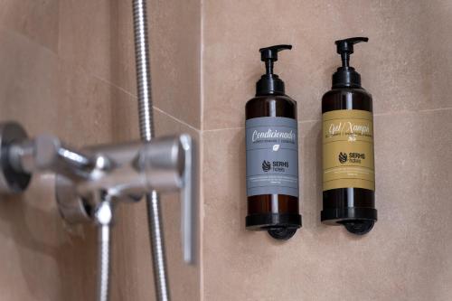 巴塞罗那Hotel SERHS Del Port的浴室墙上有两瓶洗发水