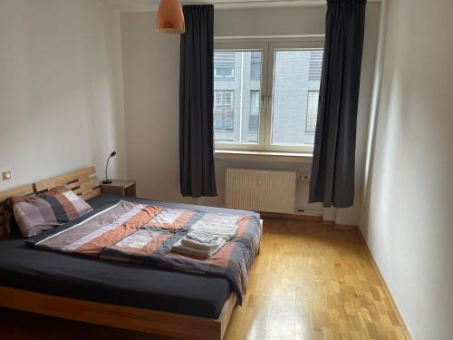杜塞尔多夫Zentrale Appartement的卧室在窗户前配有一张床