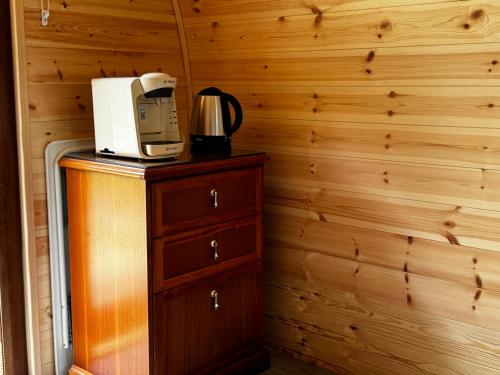 Hesket NewmarketHowbeck Lodge的木制橱柜顶部的咖啡壶