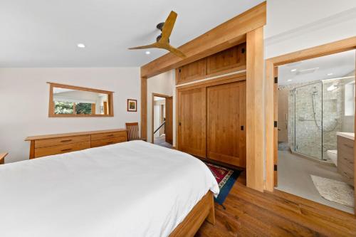 玛瑙湾Daybreak Retreat的卧室配有白色的床和窗户。