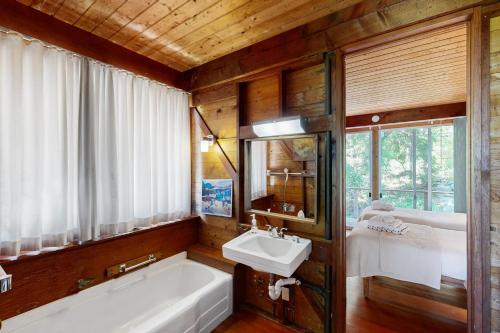 ChilmarkThe Eliot Noyes的带浴缸和盥洗盆的浴室