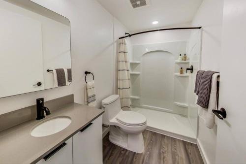 奥克兰New Studio Suite Near Laney College的白色的浴室设有卫生间和水槽。