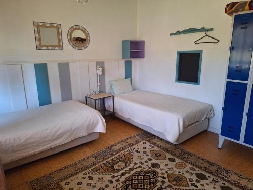 维亚纳堡Villa Margarida的一间设有两张床的房间和一张地毯