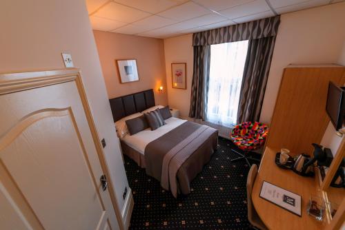 伦敦梅利塔酒店的酒店客房设有床和窗户。