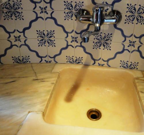 圣地亚哥-杜卡森Herdade do moinho的一个带水龙头的浴室内的盥洗盆