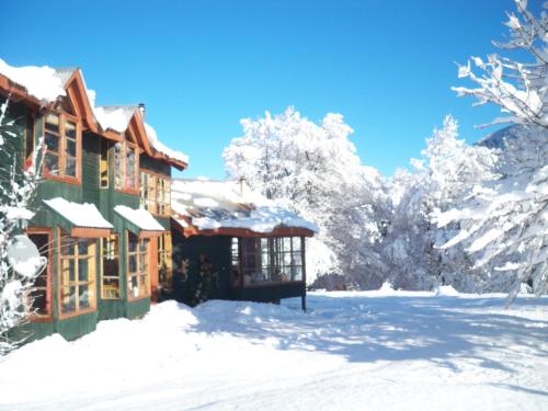 马拉卡韦罗卡萨弗尔德生态旅馆的雪地小屋,有雪覆盖的树木