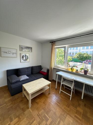 斯图加特Double Bed Apartment - Near Marienplatz的客厅配有沙发和桌子