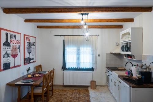 卡尔季察Theasis home的厨房配有桌子和窗户