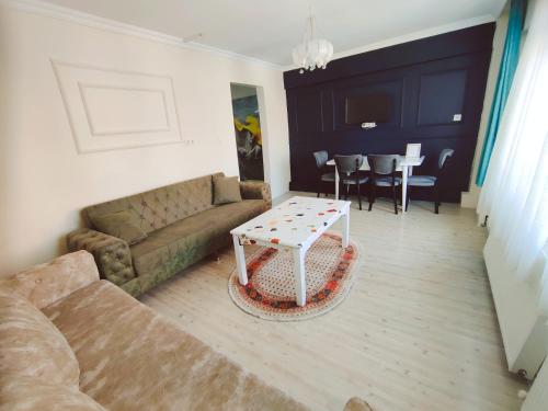 伊斯坦布尔Alpacino Apart Hotel的客厅配有沙发和桌子