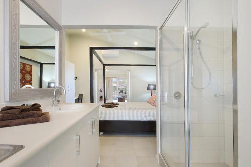卡拉萨卡拉萨蓝芝贝斯特韦斯特假日公园的带淋浴、盥洗盆和镜子的浴室