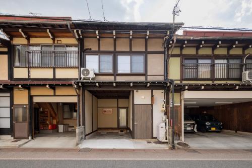 高山Guest House HINATA - Japanese House with Sauna and Open-air Bath的享有带停车场的大楼的外部景色