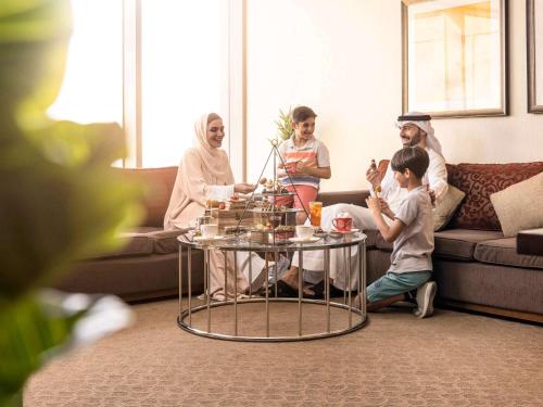 迪拜迪拜古赖尔瑞士酒店的一群站在客厅的人