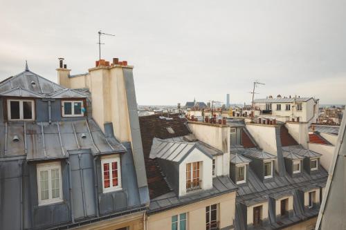 巴黎宝纳努维勒酒店的城市建筑屋顶景观