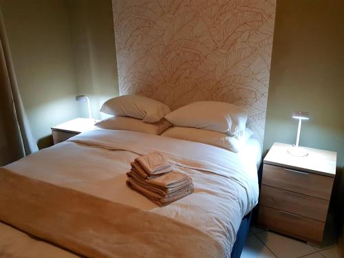 简蒂埃尔Boutique Hotel & Apartments Route 66 Curacao的一间卧室配有一张床,上面有两条毛巾