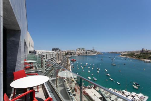 斯利马Verdi Gzira Promenade的阳台享有带船只的海港景色。