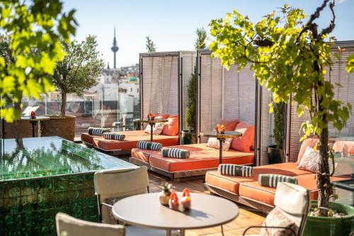 马德里BLESS Hotel Madrid - The Leading Hotels of the World的屋顶上带沙发和桌子的庭院