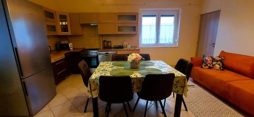 艾格扎洛克Jókai Vendégház的厨房配有桌椅和沙发。