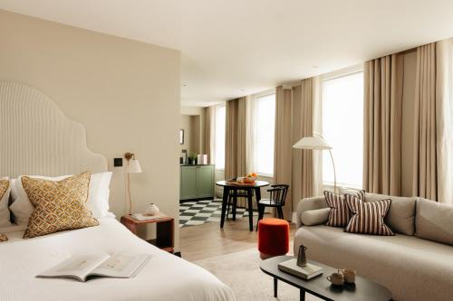 伦敦Native Kings Wardrobe的酒店客房,配有床和沙发
