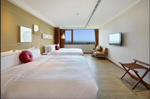 花莲市星空海蓝大饭店的酒店客房设有两张床和窗户。