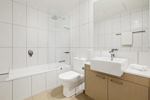 布里斯班奎斯特彻姆赛德操场公寓的白色的浴室设有卫生间和水槽。