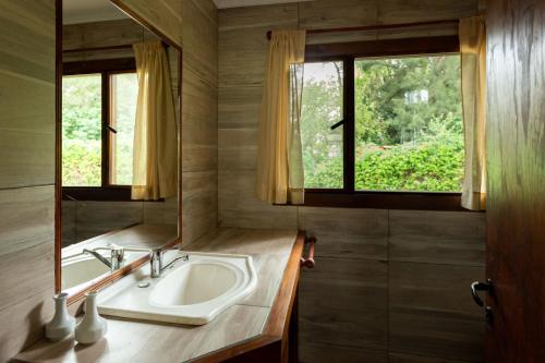 圣安东尼奥德阿雷科Las Marukas的一间带水槽和镜子的浴室