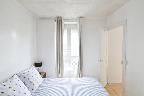 Le Pré-Saint-GervaisAppart Lovely & Cosy La Villette Paris的白色的卧室设有床和窗户