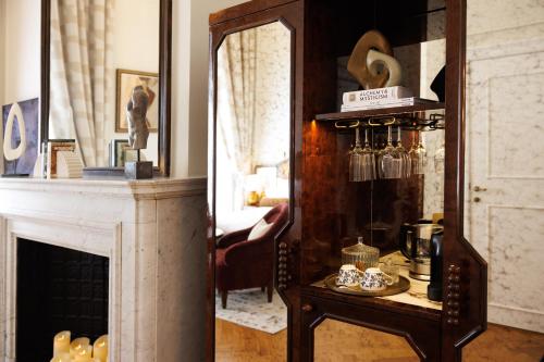布鲁塞尔Hotel Fleur de Ville的客厅设有祖父钟和壁炉
