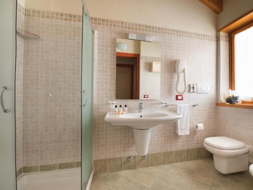 阿达梅洛度假酒店的一间浴室