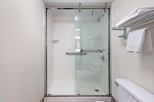 孟菲斯让X贝斯特韦斯特PLUS酒店的浴室里设有玻璃门淋浴