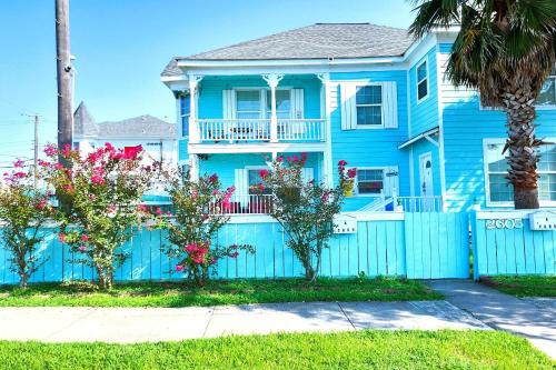 加尔维斯敦CasaAzul-2605B-Beach & Pleasure Pier a block away的前面有栅栏的蓝色房子