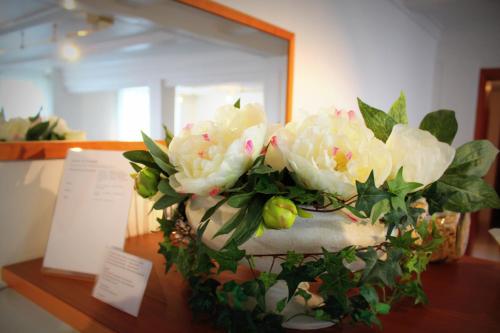 莱因费尔登-埃希特尔丁根太阳酒店的一张桌子上一束白色花