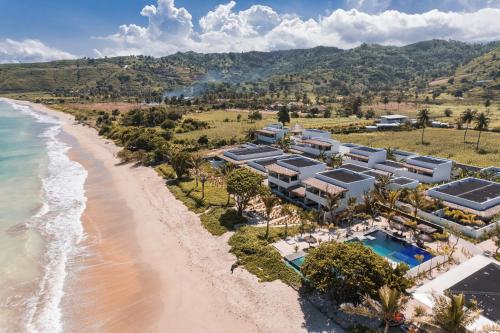 塞隆贝拉纳克Amber Lombok Beach Resort的享有度假村和海滩的空中景致