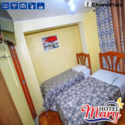 丘林Hostal Mary的两张睡床彼此相邻,位于一个房间里