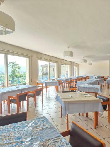 迪亚曼特瓜尔达哥斯达酒店的用餐室设有桌椅和窗户。