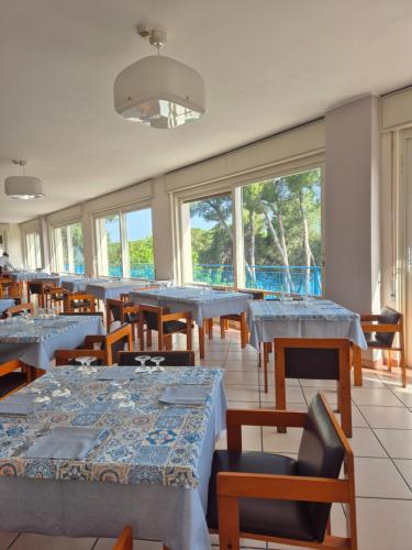 迪亚曼特瓜尔达哥斯达酒店的用餐室设有桌椅和窗户。