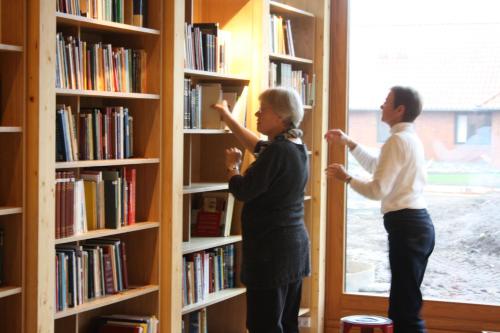 LøgumklosterLøgumkloster Refugium的两个人站在图书馆看书
