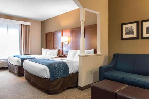 斯克兰顿Comfort Suites Scranton near Montage Mountain的酒店客房,设有两张床和一张沙发