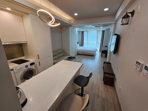 釜山W Residence Hotel Centum City的一间小公寓,设有厨房和一间卧室