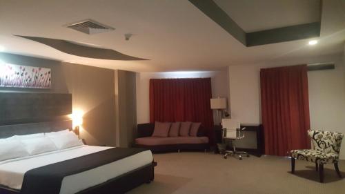 PiarcoRegent Star Hotel的配有一张床和一把椅子的酒店客房