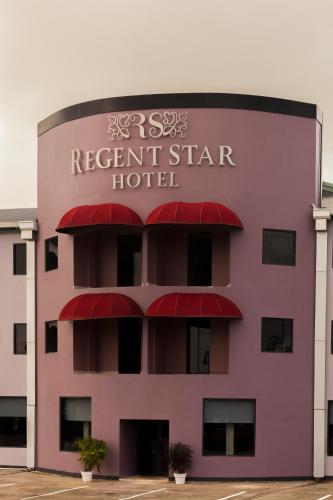 PiarcoRegent Star Hotel的粉红色的建筑,有寄宿的明星酒店